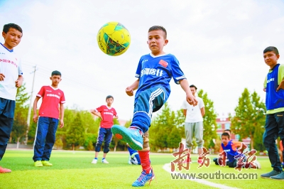 喀什足球少年受训视频,喀什古城足球少年