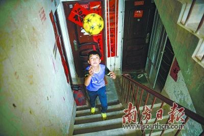 喀什足球少年受训视频,喀什古城足球少年