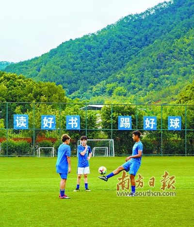 喀什足球少年受训视频,喀什古城足球少年