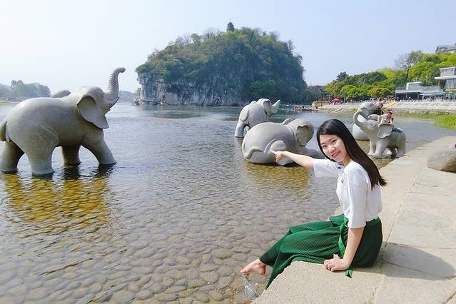 一叶轻舟过烟雨漓江全文,游览阳朔漓江诗词