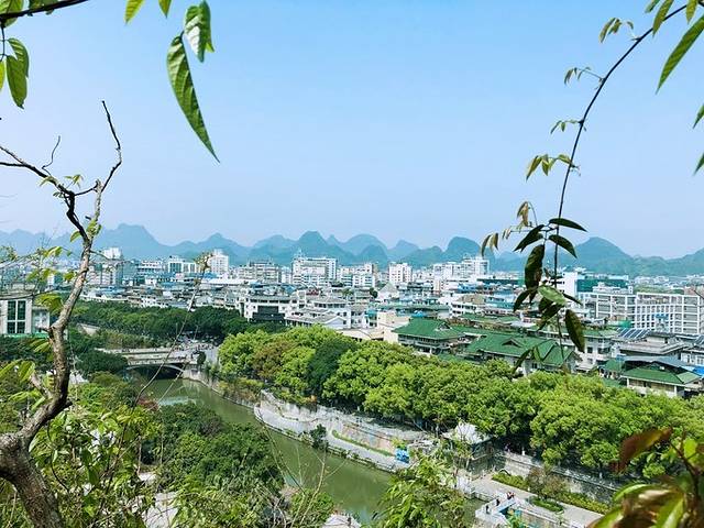 一叶轻舟过烟雨漓江全文,游览阳朔漓江诗词