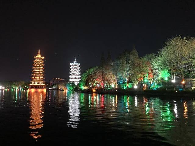 一叶轻舟过烟雨漓江全文,游览阳朔漓江诗词