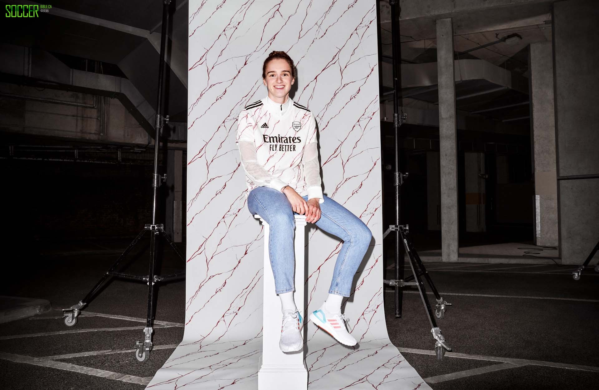 阿迪达斯新款阿森纳夹克,阿迪达斯拜仁球衣2021