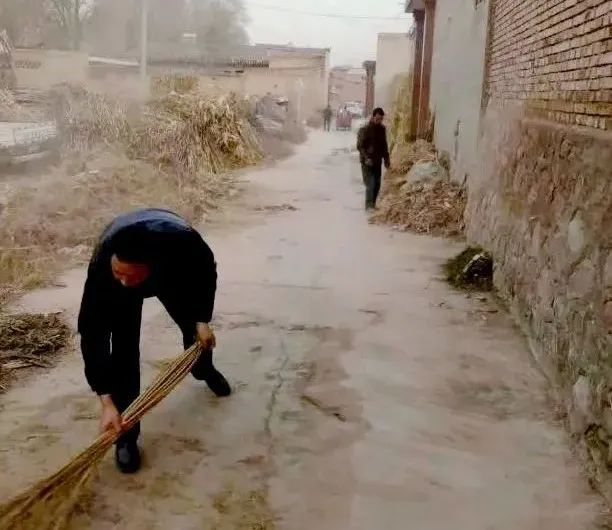 绾㈡棗鏉戣劚璐甫澶翠汉,闀囧钩鎵惰传璺笂鐨勫甫澶翠汉