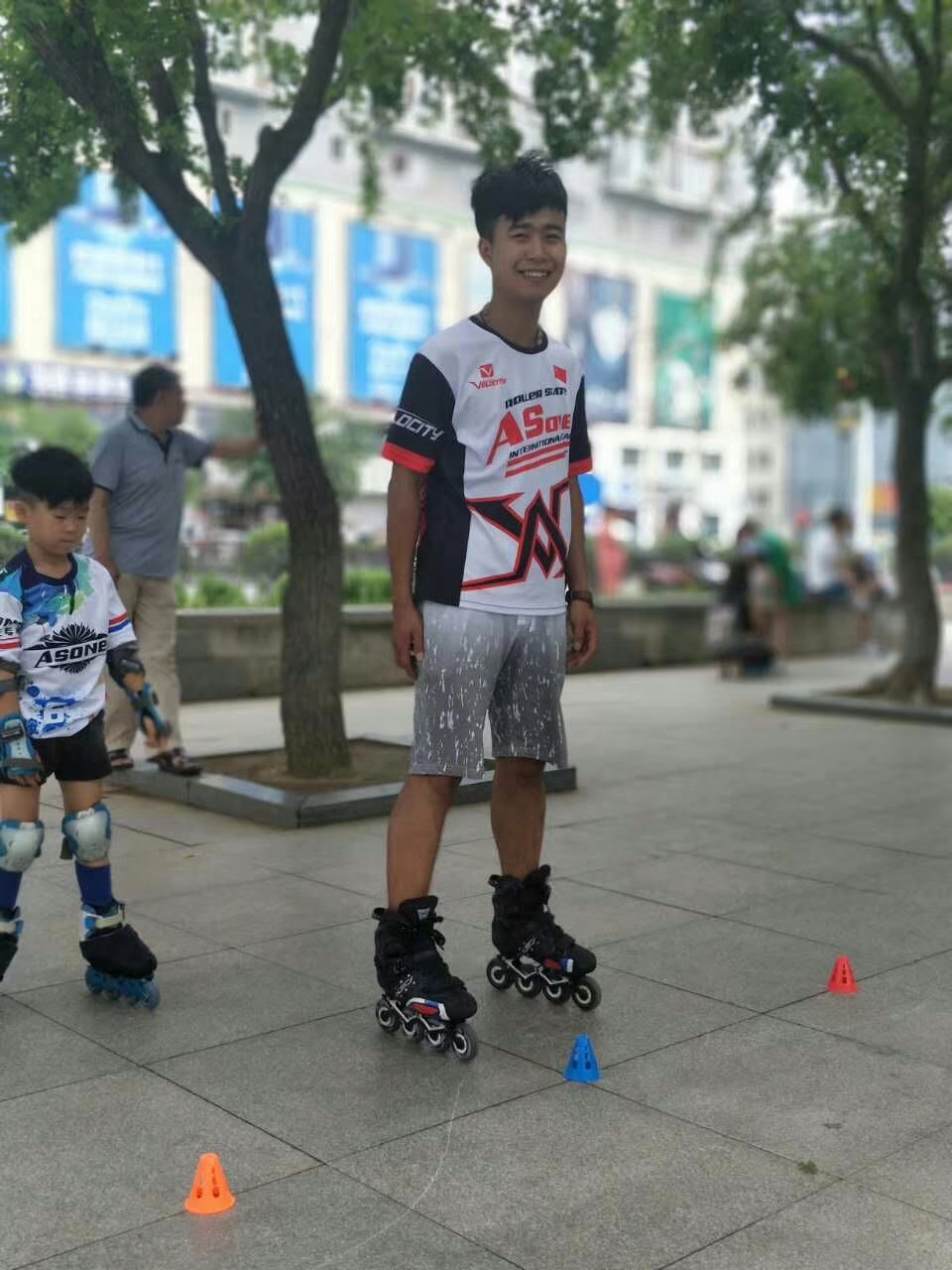 把爱好变成职业花式轮滑高手追风逐梦