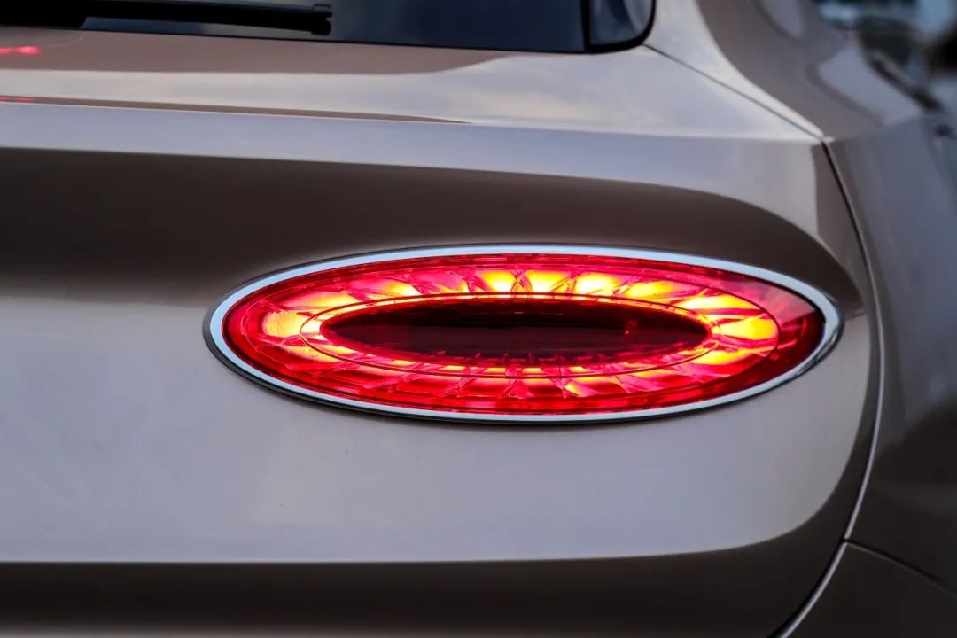 奢侈品带来自信,奢侈品彰显自己的实力