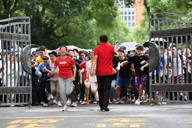 “一字马”女孩考上中国美院被嘲！这段回应超霸气……