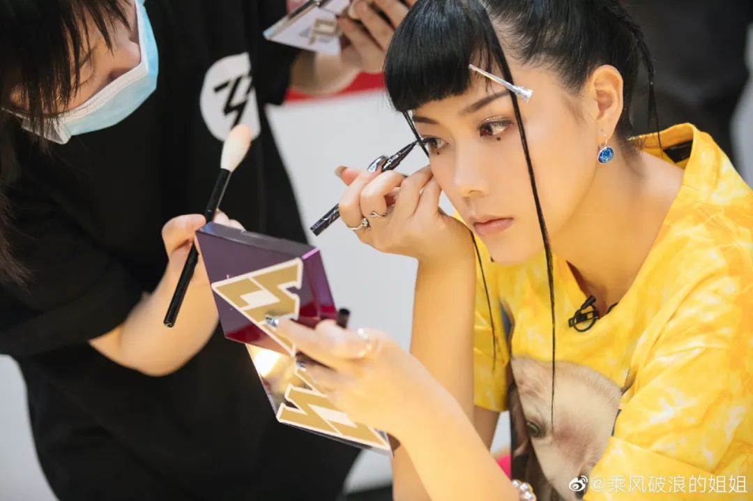 BAO美啦｜在脸上怒点七颗痣，金晨老师真的有颜任性...