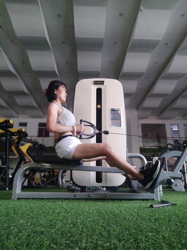 58岁腰围1尺9，一群年龄50+的“奶奶”组了个团，边带娃边健身