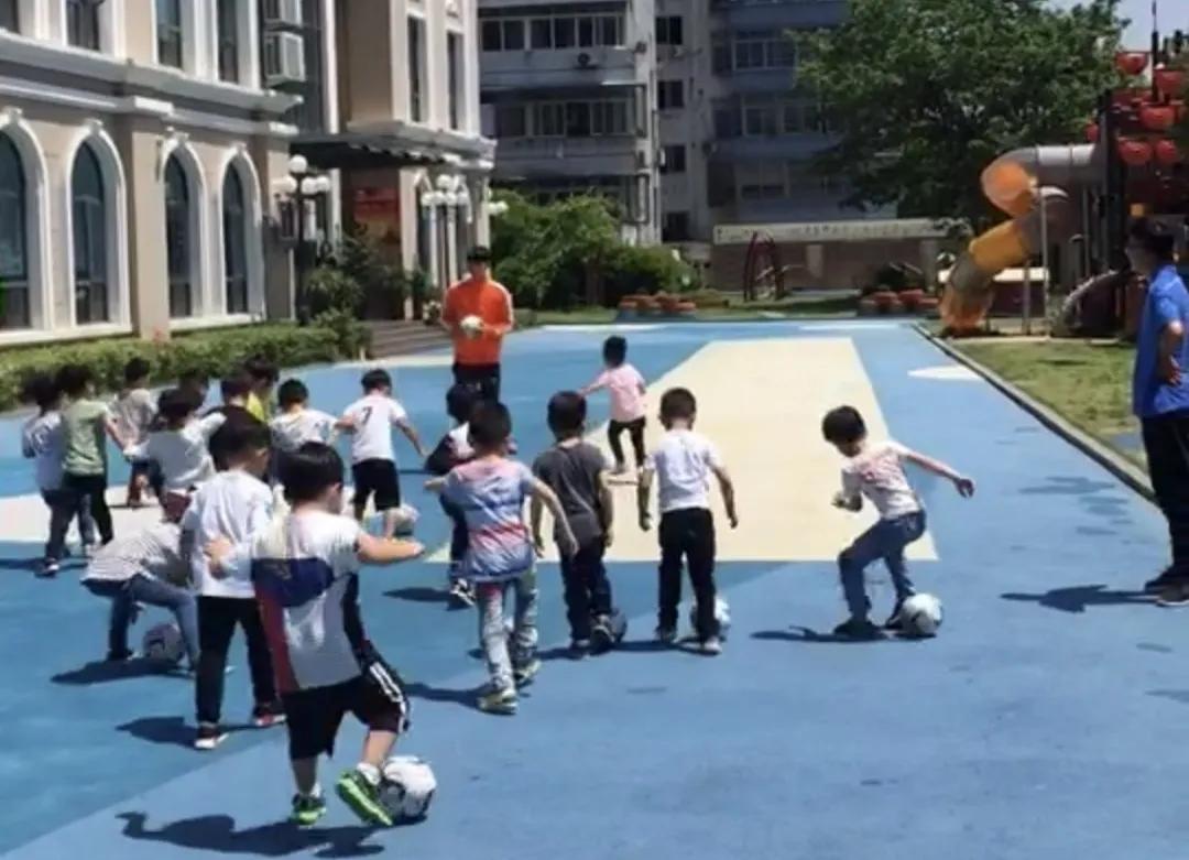 中国足球从娃娃抓起小球童,足球从娃娃抓起图片