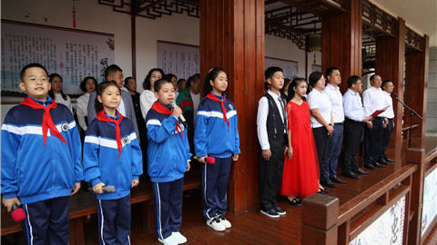 吉化一实验小学开展“鲜花送园丁致敬筑梦人”教师节庆祝活动