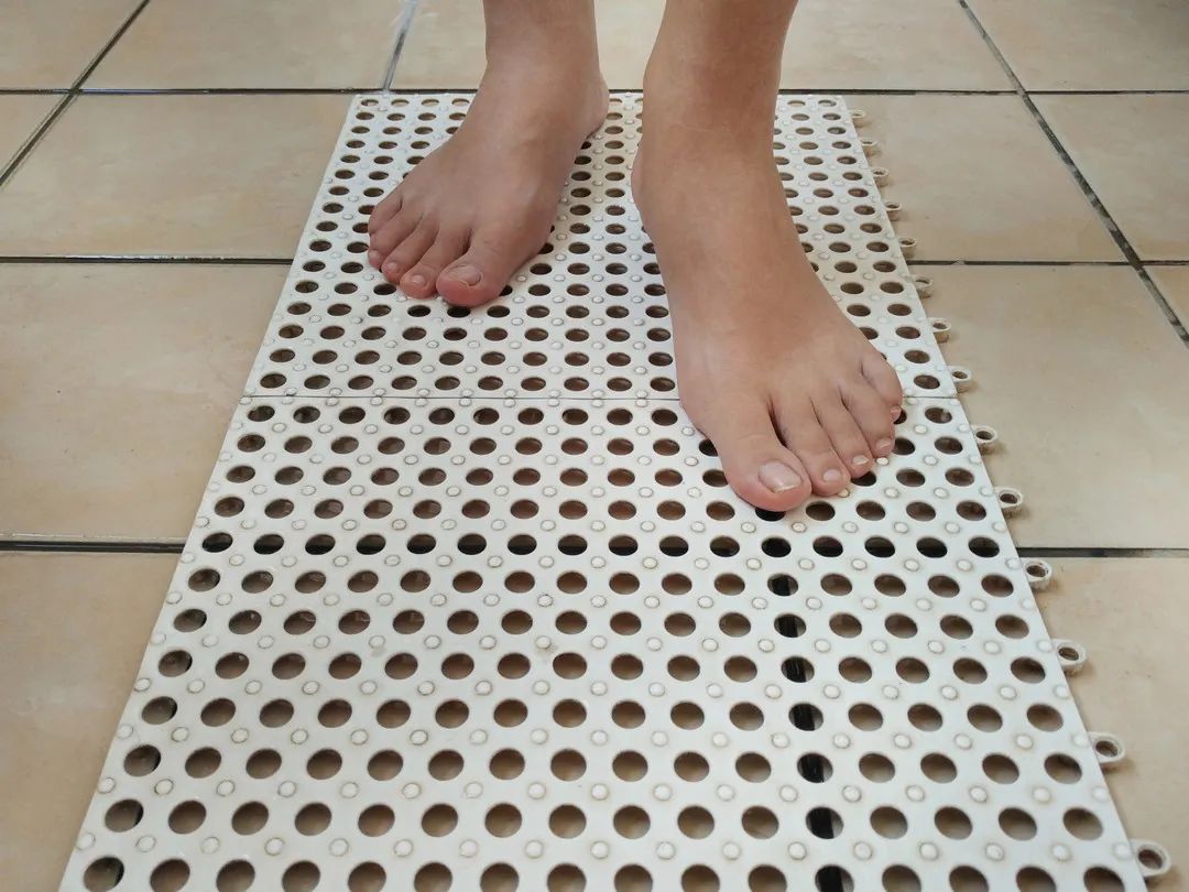 男明星家中滑倒意外身亡，防滑措施怎么做才够安全？