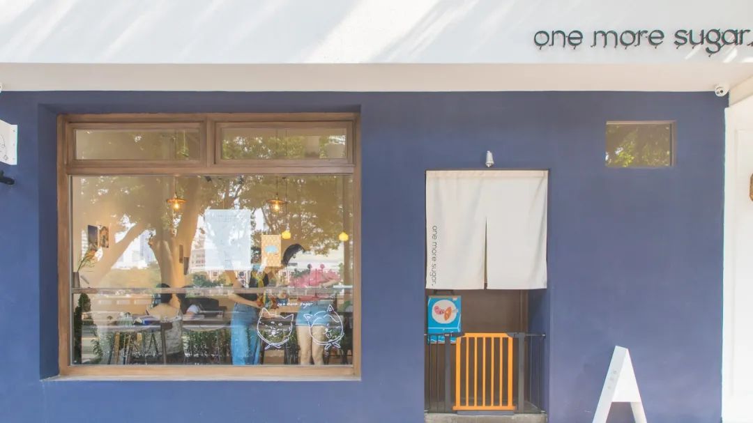 滨江西的新晋甜品店，一对情侣、两只柴犬守护着，超有爱