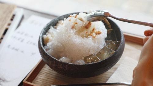 滨江西的新晋甜品店，一对情侣、两只柴犬守护着，超有爱