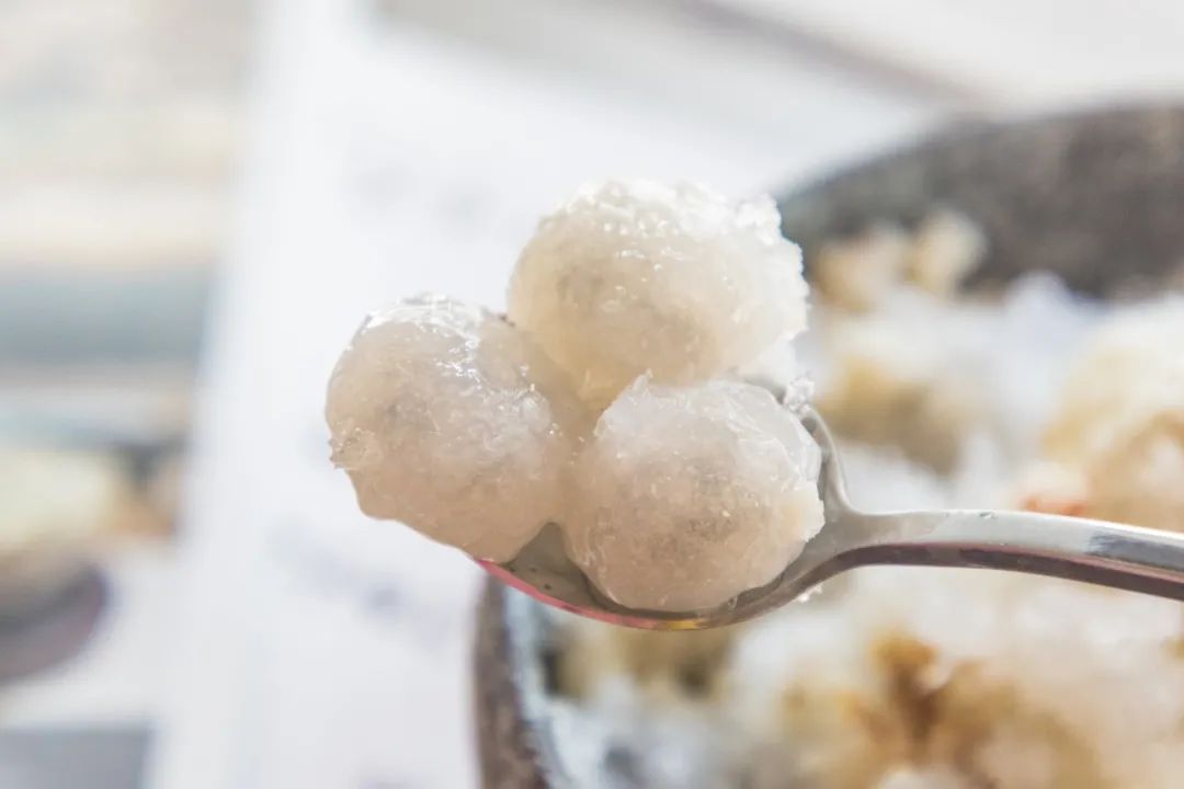 滨江西的新晋甜品店，一对情侣、两只柴犬守护着，超有爱