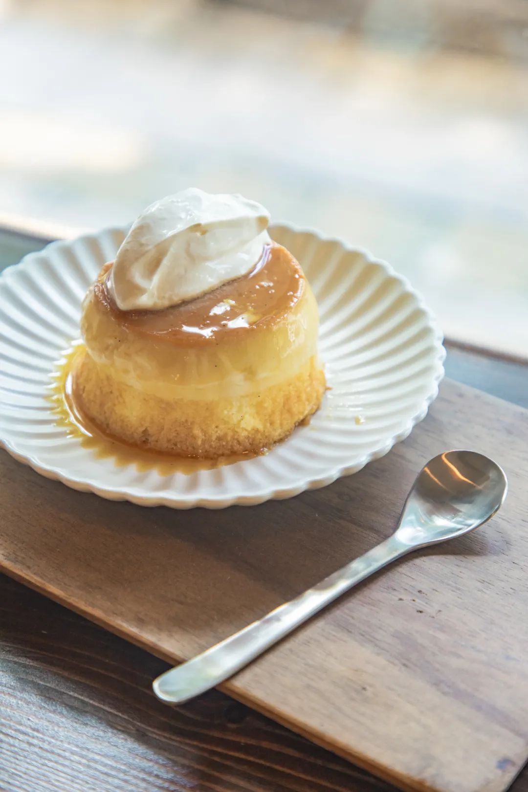 滨江西的新晋甜品店，一对情侣、两只柴犬守护着，超有爱