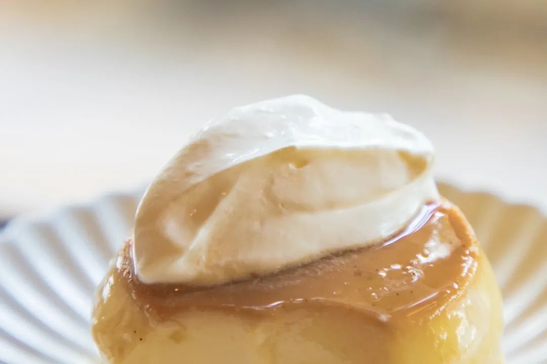 滨江西的新晋甜品店，一对情侣、两只柴犬守护着，超有爱