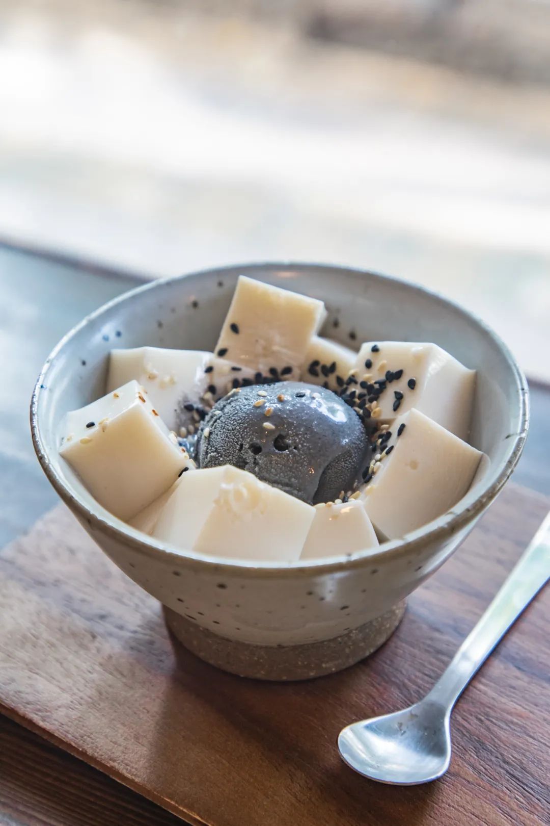 滨江西的新晋甜品店，一对情侣、两只柴犬守护着，超有爱