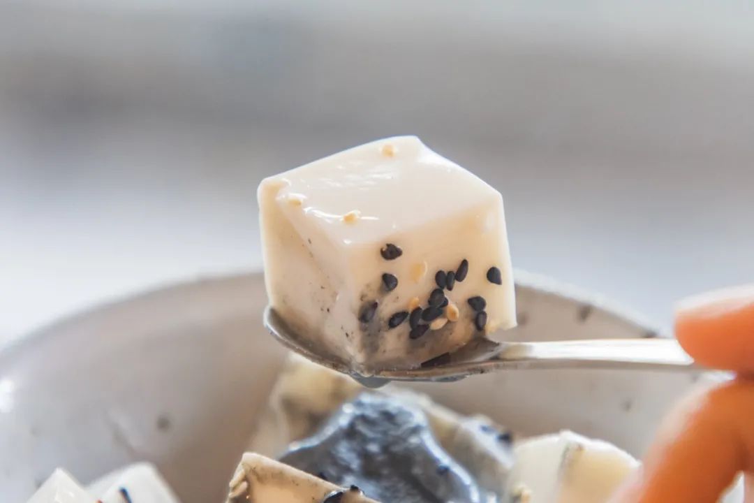 滨江西的新晋甜品店，一对情侣、两只柴犬守护着，超有爱