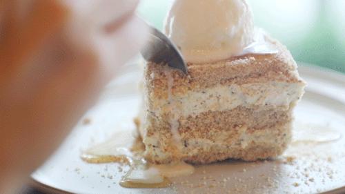 滨江西的新晋甜品店，一对情侣、两只柴犬守护着，超有爱