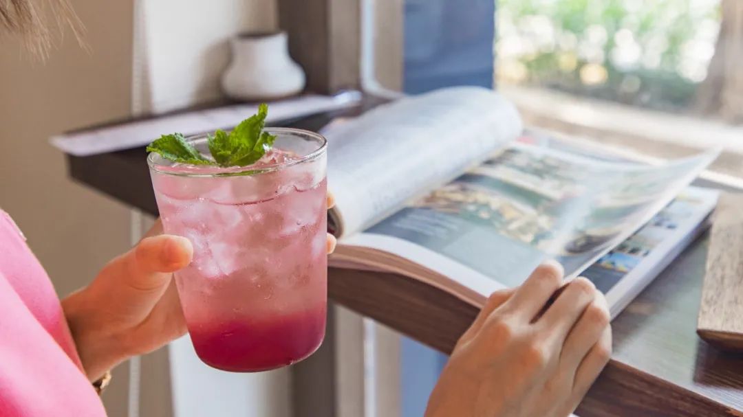 滨江西的新晋甜品店，一对情侣、两只柴犬守护着，超有爱