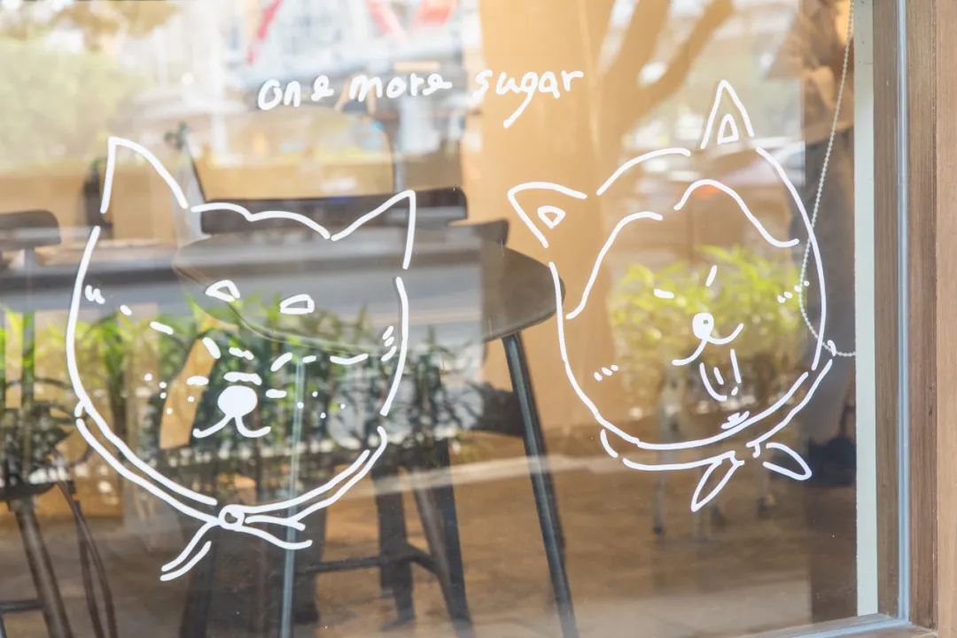 滨江西的新晋甜品店，一对情侣、两只柴犬守护着，超有爱