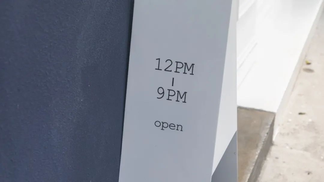 滨江西的新晋甜品店，一对情侣、两只柴犬守护着，超有爱