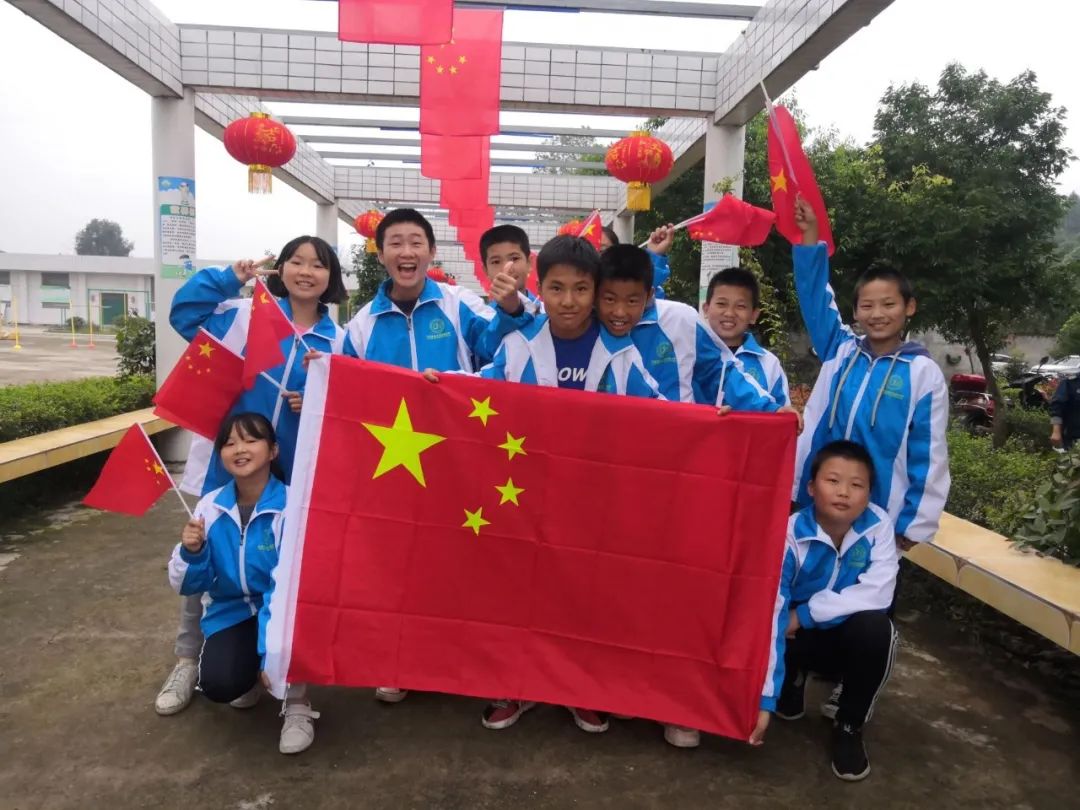 请跟我一起向祖国表白,深情的向祖国表白