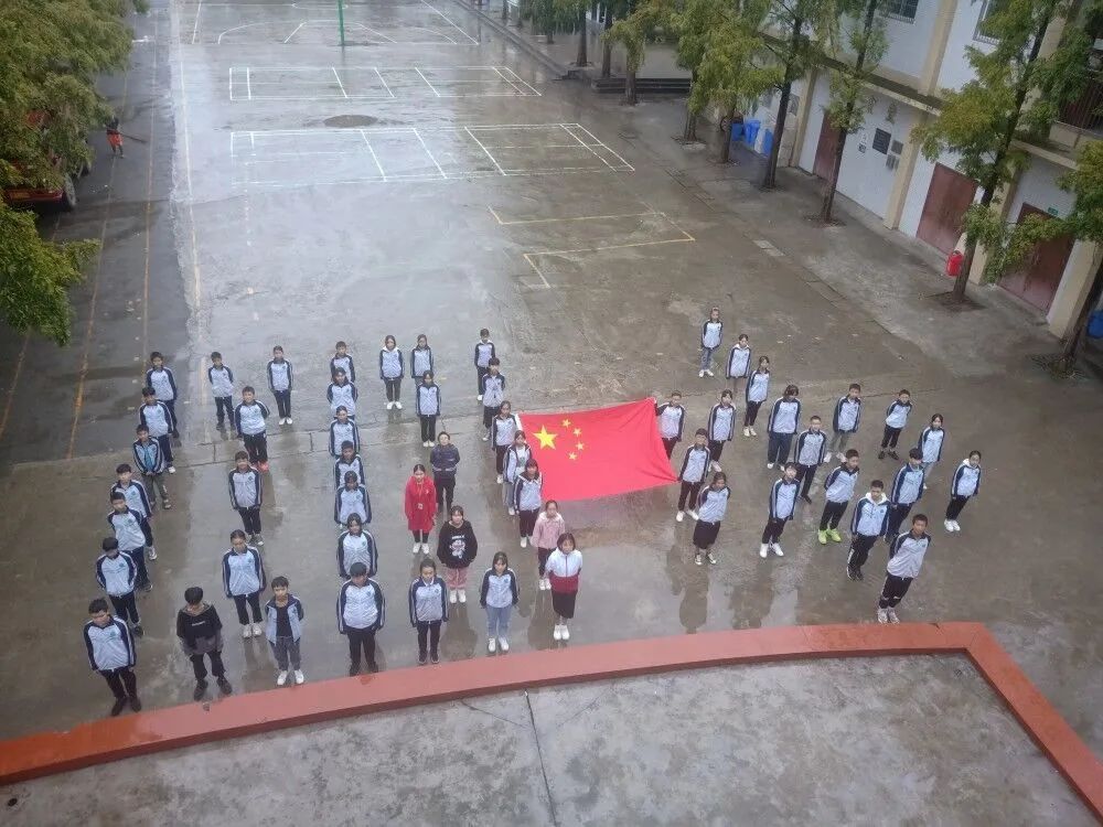 请跟我一起向祖国表白,深情的向祖国表白