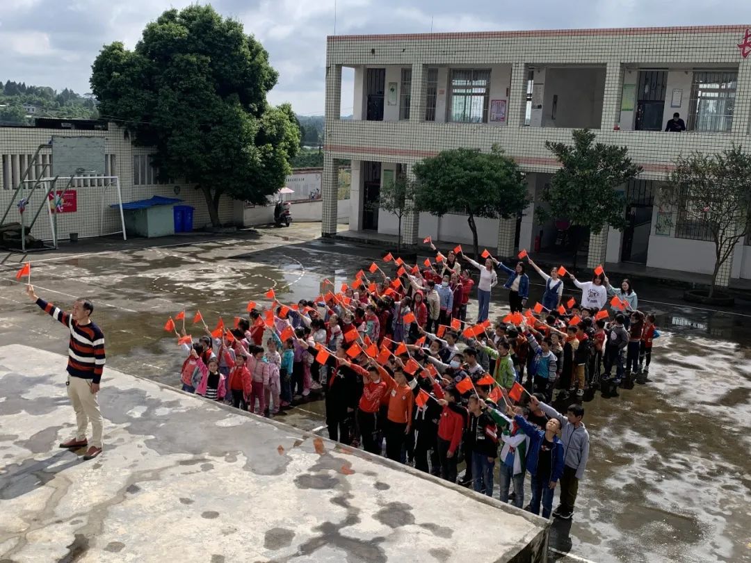 请跟我一起向祖国表白,深情的向祖国表白