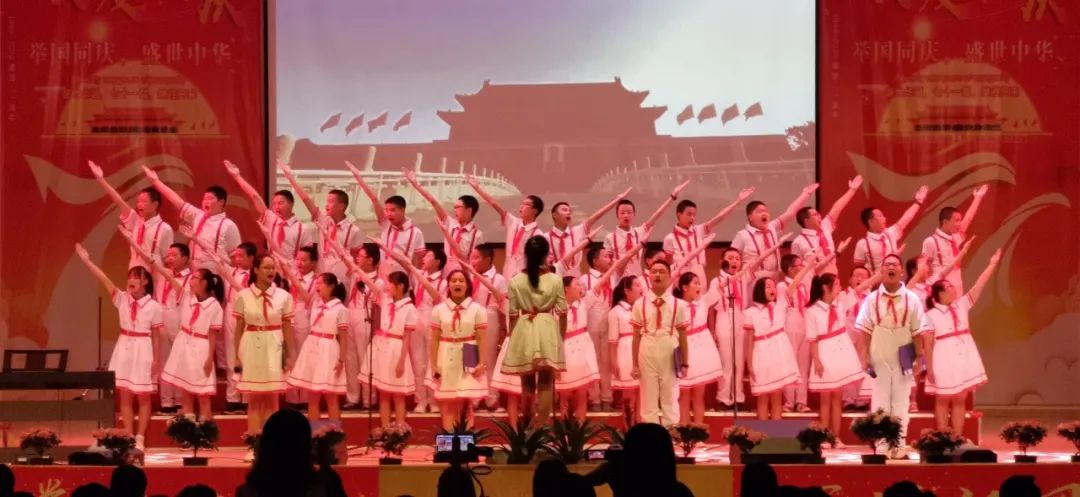 请跟我一起向祖国表白,深情的向祖国表白