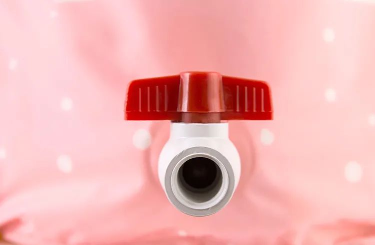 小浴室必备之折叠泡澡桶,有了折叠泡澡桶在家也能泡澡了