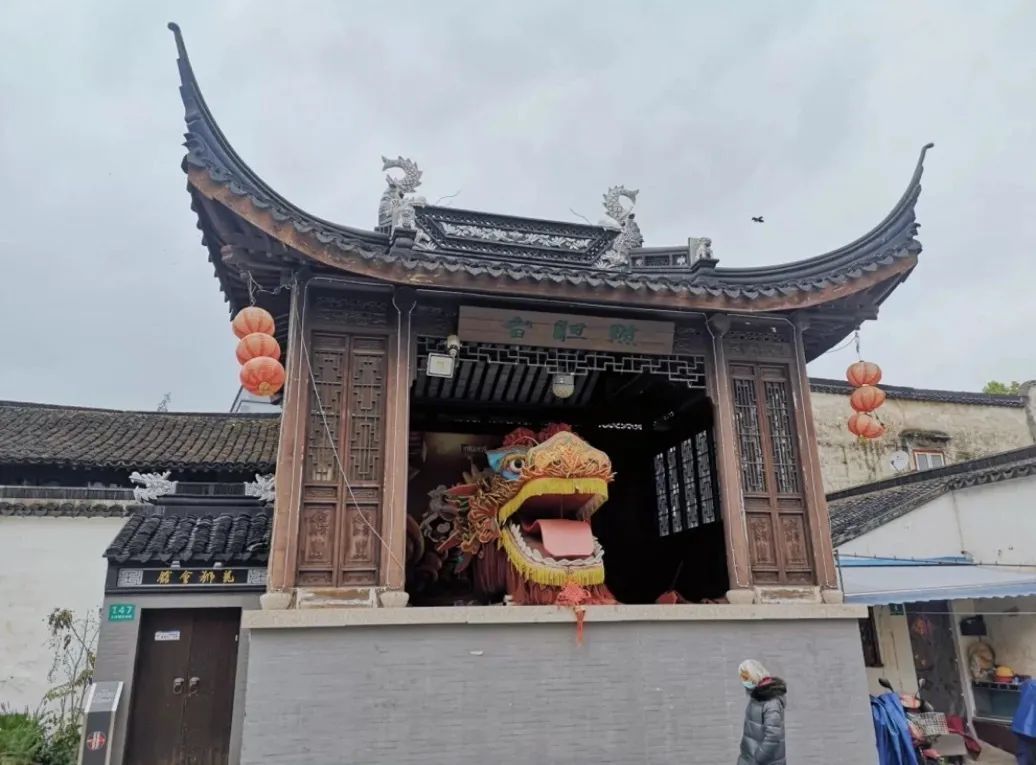 坐着地铁看浦东｜美到惊艳！童话乐园、古镇园林、跑酷金字塔……这条地铁线都能到，还能跨省游