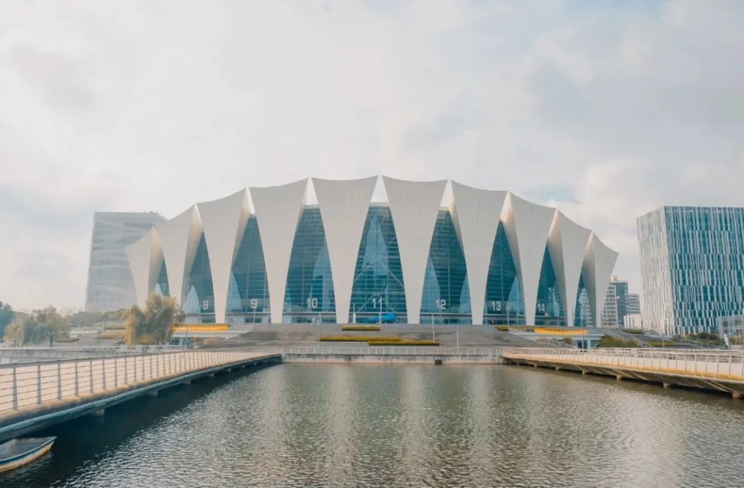 坐着地铁看浦东｜美到惊艳！童话乐园、古镇园林、跑酷金字塔……这条地铁线都能到，还能跨省游