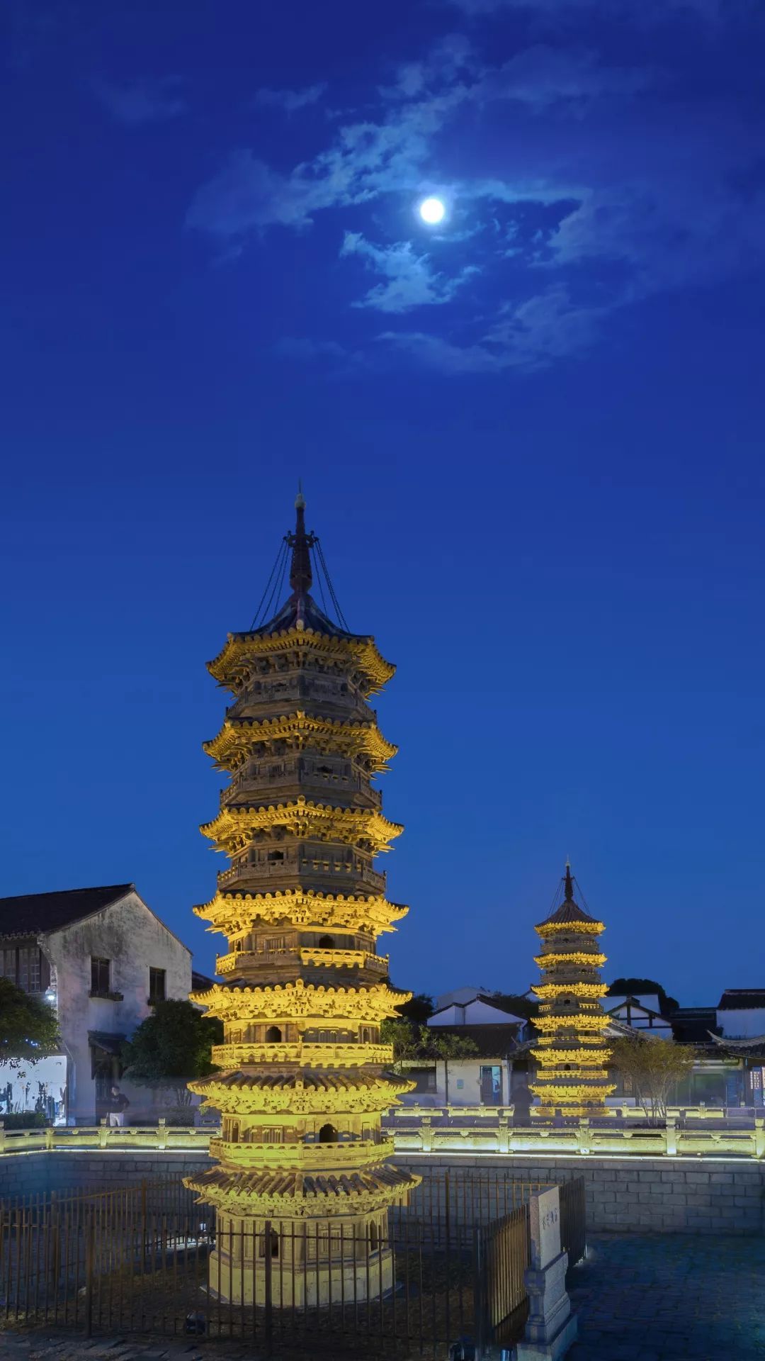 坐着地铁看浦东｜美到惊艳！童话乐园、古镇园林、跑酷金字塔……这条地铁线都能到，还能跨省游