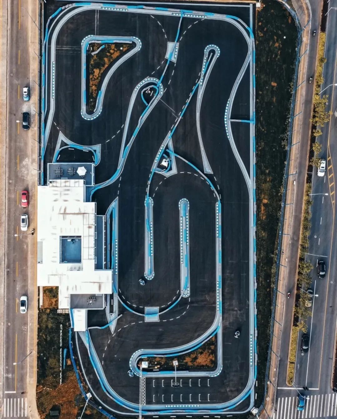 坐着地铁看浦东｜美到惊艳！童话乐园、古镇园林、跑酷金字塔……这条地铁线都能到，还能跨省游