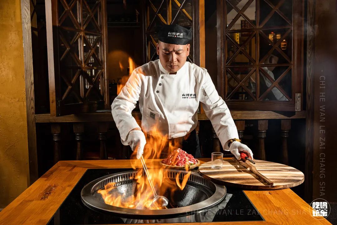 火爆10年的「山村驴庄」终于来长沙啦！扬言要用汤锅驴肉霸占长沙人的餐桌