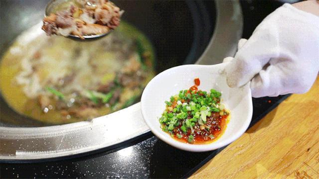 火爆10年的「山村驴庄」终于来长沙啦！扬言要用汤锅驴肉霸占长沙人的餐桌