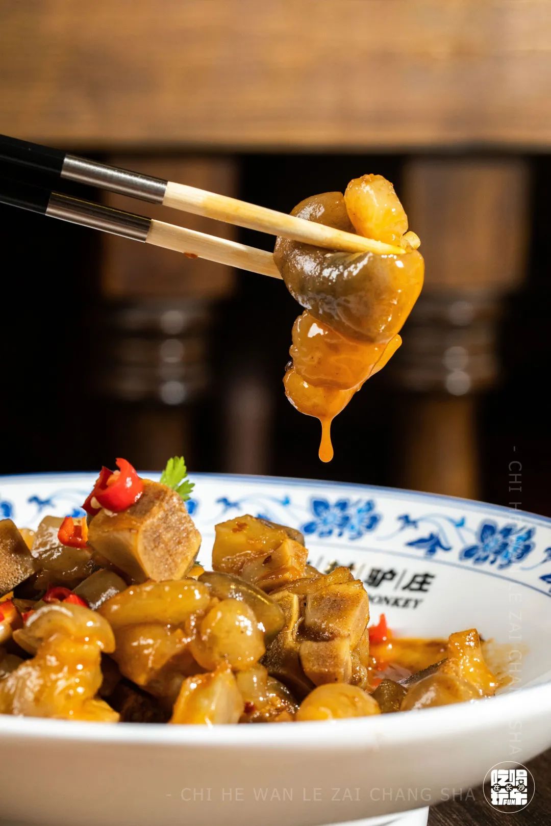 火爆10年的「山村驴庄」终于来长沙啦！扬言要用汤锅驴肉霸占长沙人的餐桌