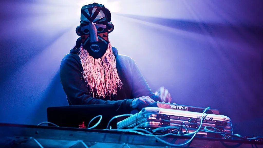 连吴赫都偏爱的「面具」，原来早就成为时装秀场的常客