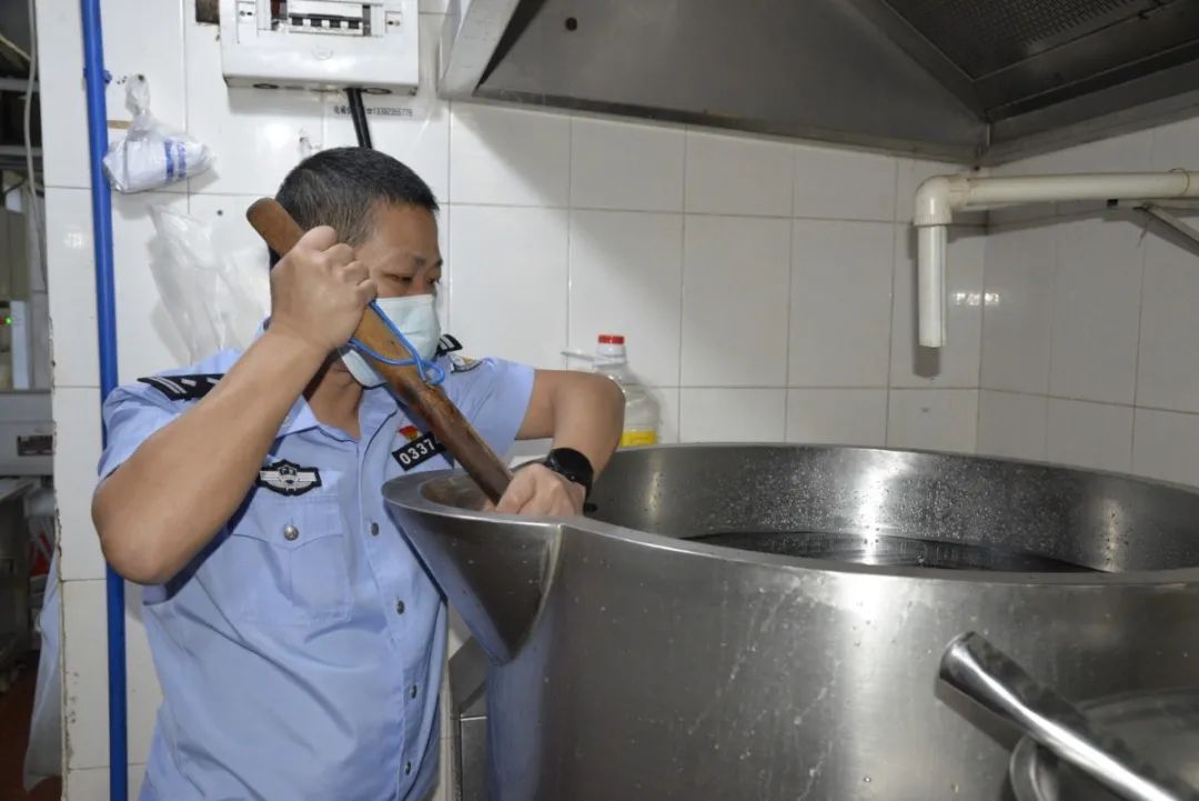 【青年民警微视角】为了奋战的战友，他每天前送数以吨计的“温暖”——走进青年民警李汝芹的一天