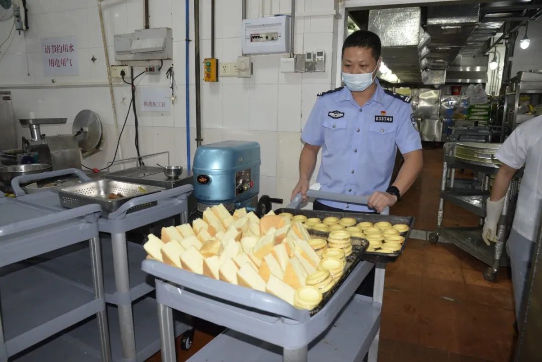 【青年民警微视角】为了奋战的战友，他每天前送数以吨计的“温暖”——走进青年民警李汝芹的一天