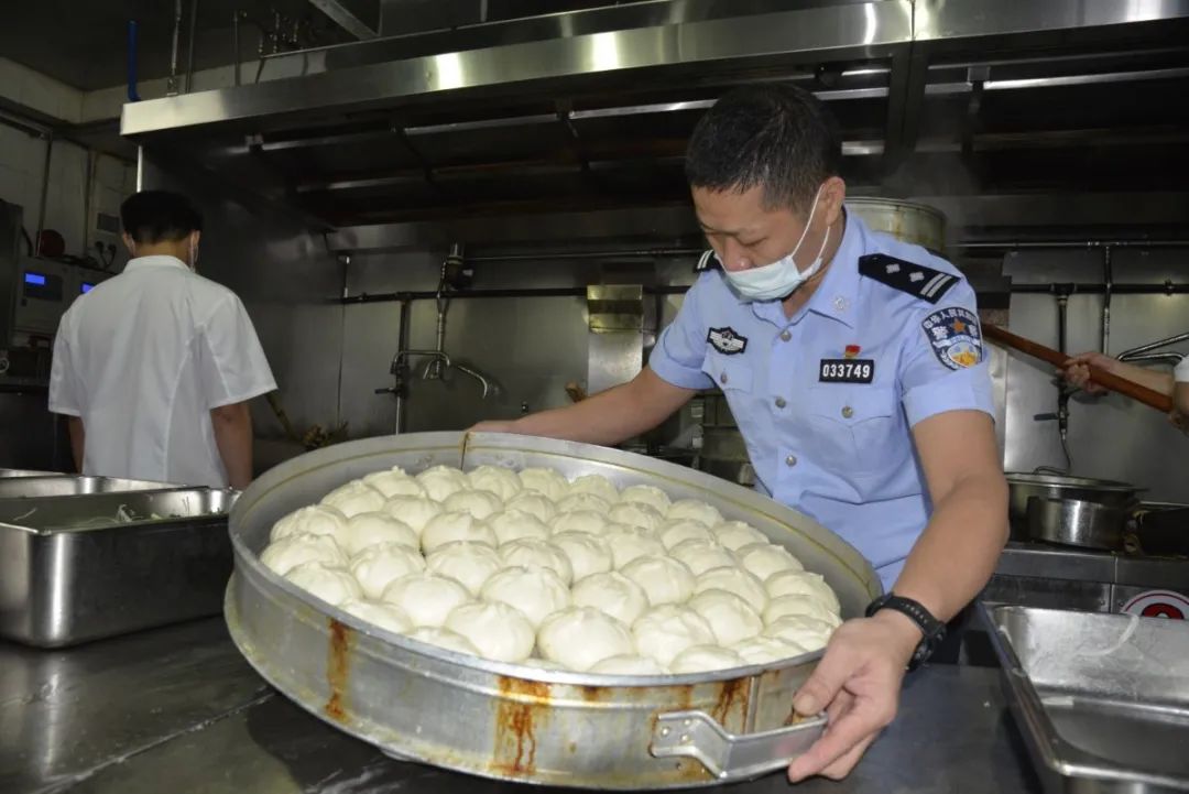 【青年民警微视角】为了奋战的战友，他每天前送数以吨计的“温暖”——走进青年民警李汝芹的一天