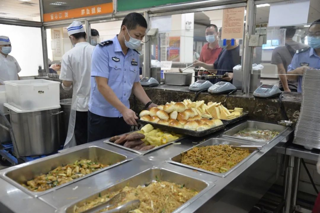 【青年民警微视角】为了奋战的战友，他每天前送数以吨计的“温暖”——走进青年民警李汝芹的一天