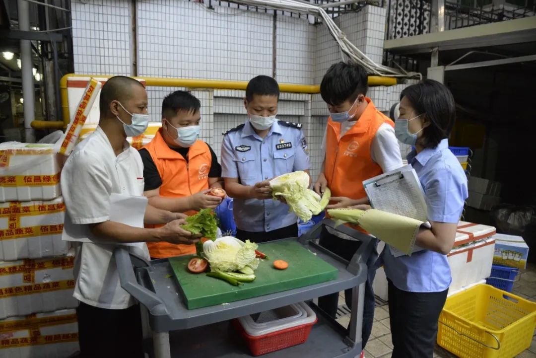 【青年民警微视角】为了奋战的战友，他每天前送数以吨计的“温暖”——走进青年民警李汝芹的一天