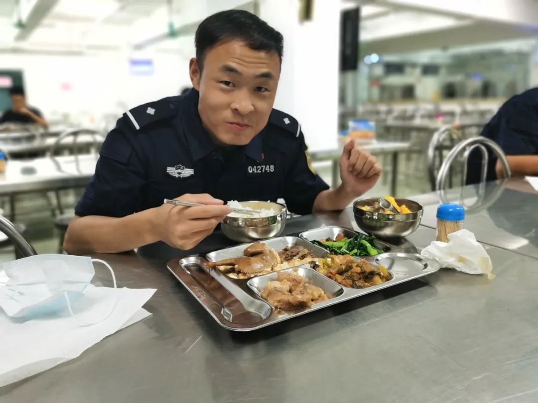 【青年民警微视角】为了奋战的战友，他每天前送数以吨计的“温暖”——走进青年民警李汝芹的一天