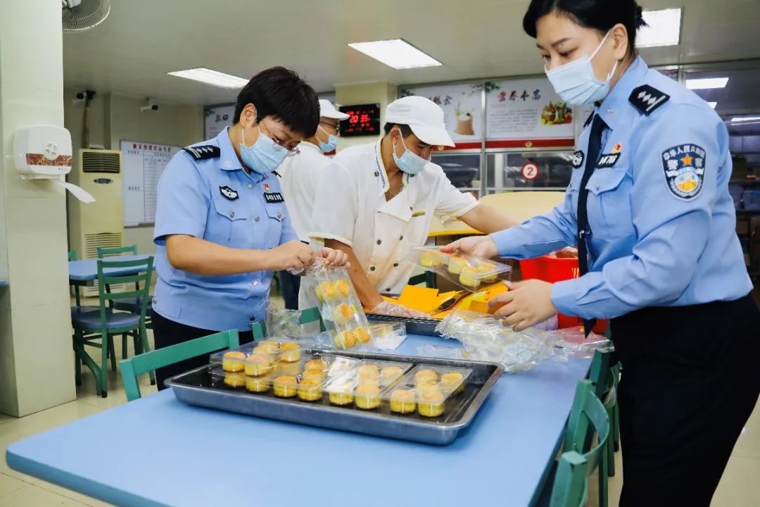 【青年民警微视角】为了奋战的战友，他每天前送数以吨计的“温暖”——走进青年民警李汝芹的一天