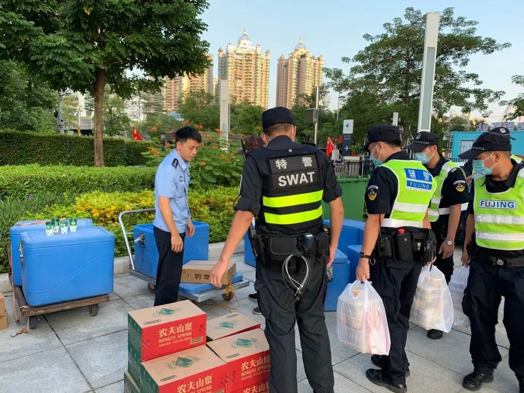 【青年民警微视角】为了奋战的战友，他每天前送数以吨计的“温暖”——走进青年民警李汝芹的一天