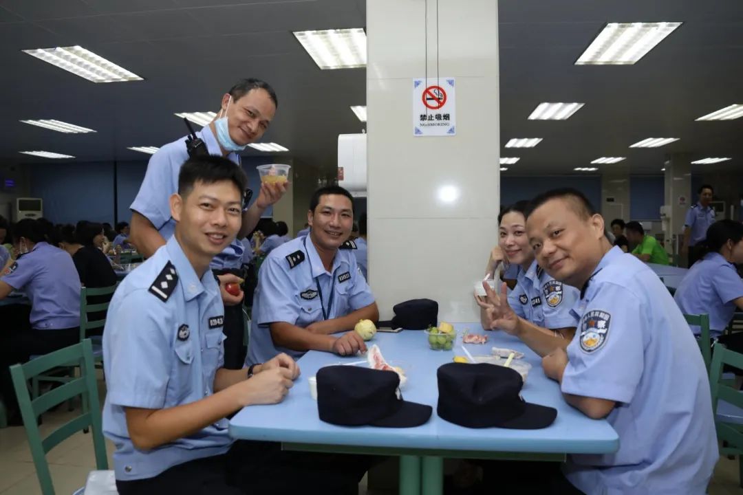 【青年民警微视角】为了奋战的战友，他每天前送数以吨计的“温暖”——走进青年民警李汝芹的一天