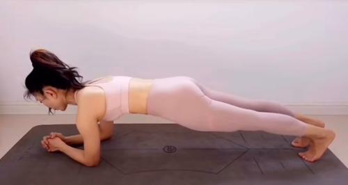 赵丽颖深夜首晒产后照,赵丽颖产后复出一身黑色尽显温柔